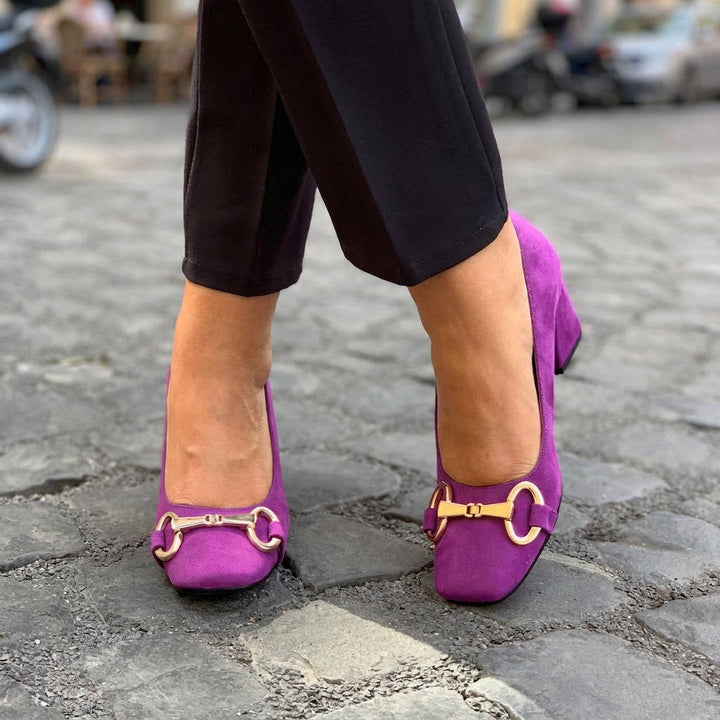 ELEGANT PUMPS WITH GOLD DETAIL