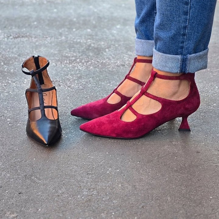 LOW HEEL PUMPS WITH STRAPS