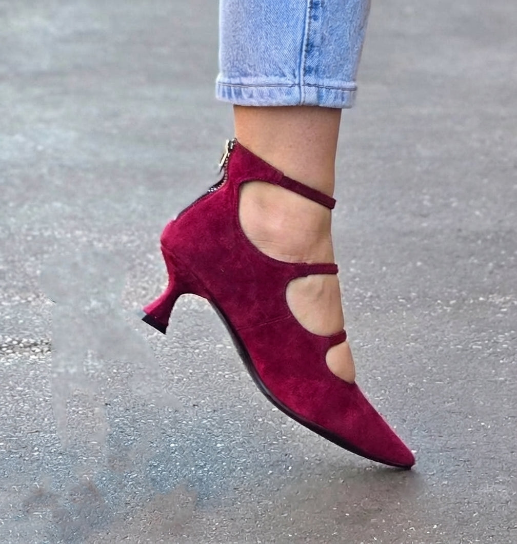 LOW HEEL PUMPS WITH STRAPS