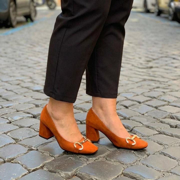 ELEGANT PUMPS WITH GOLD DETAIL